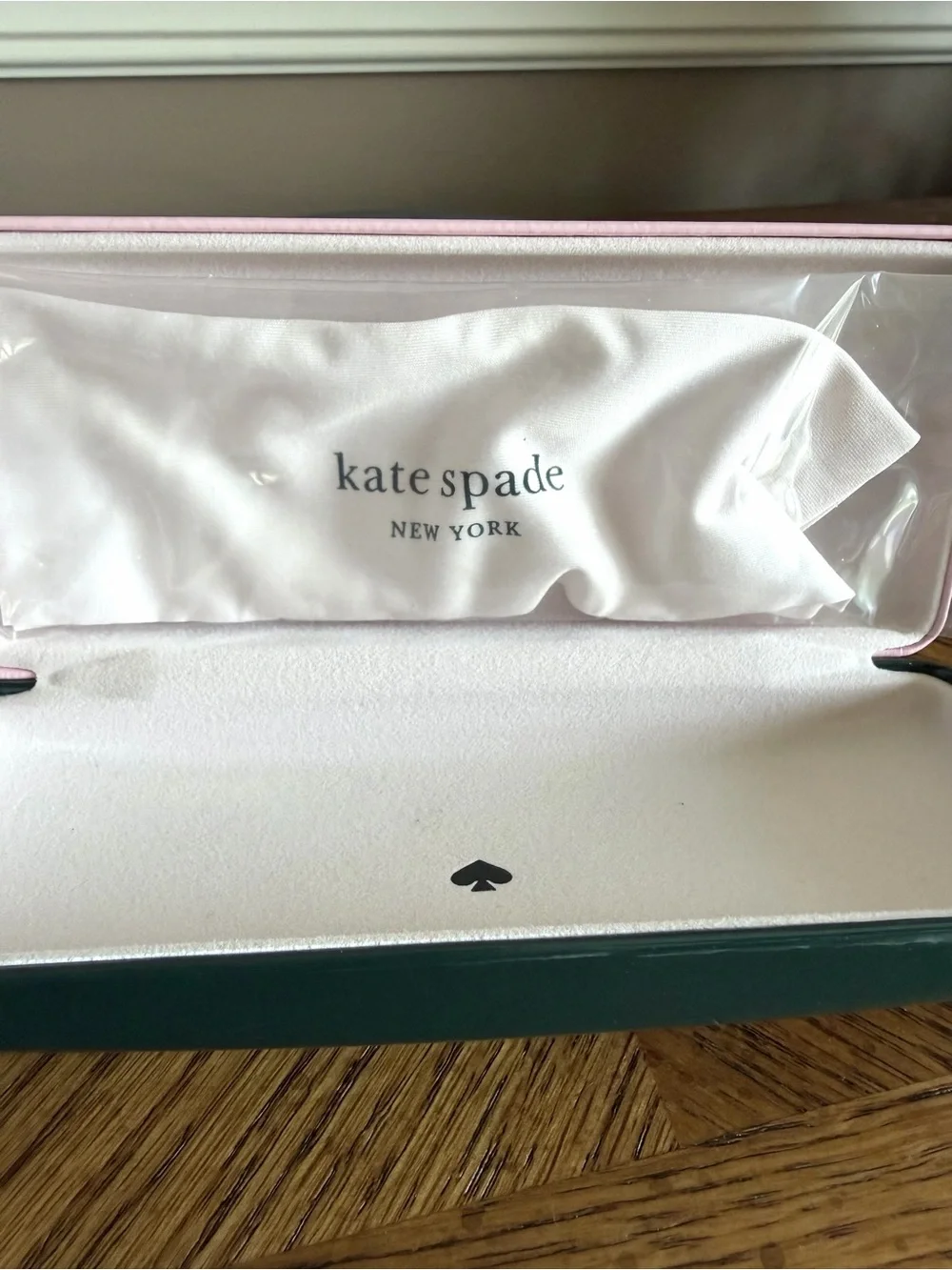 🎅🏻 SALE kate spade Pink and Green Eyewear Case with White Interior and new cloth